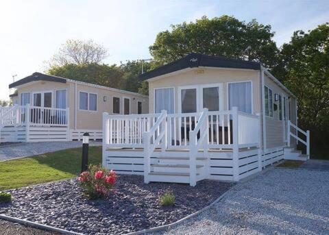 Our Goldfinch 1- Sleeps 2 Persons- Private Hot Tub-Pet Friendly-Tranquil Holiday Away From It All Yet Not Far From St Austell- The Holiday Home Has One Bedroom, Living And Dining Area, Equipped Kitchen-Decking-Outdoor Furniture-Fishing Lakes And More Grampound Екстериор снимка
