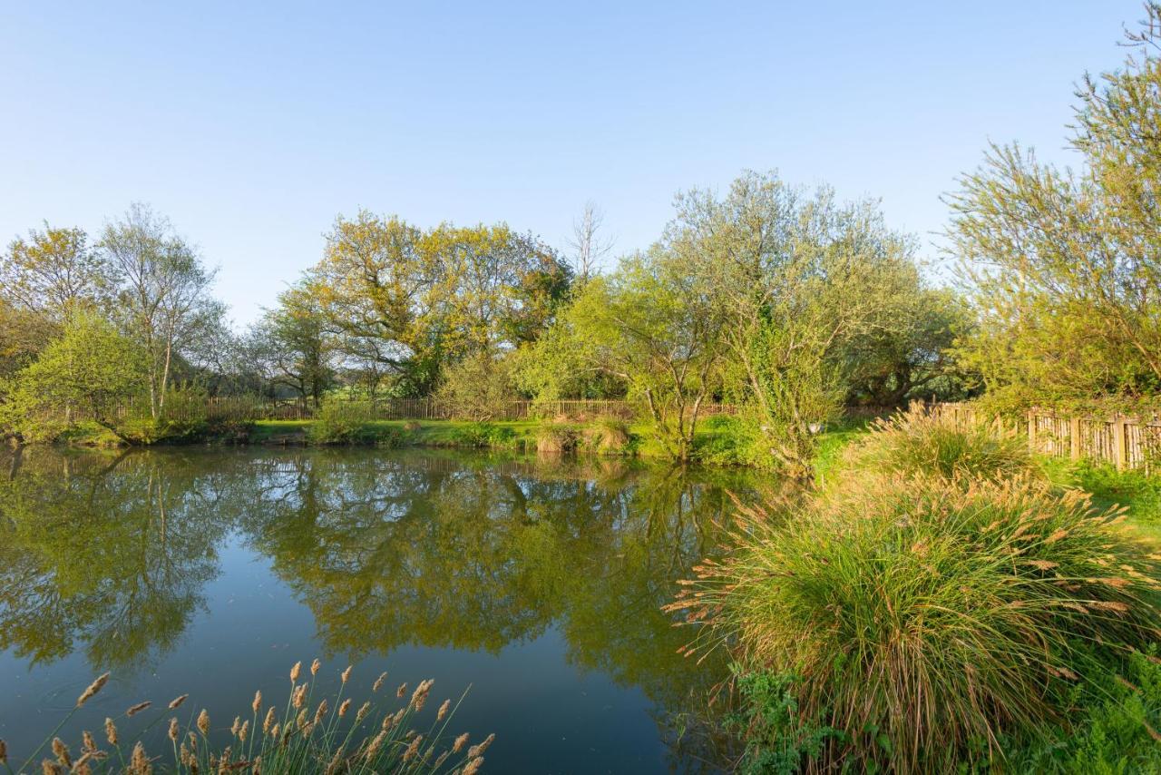 Our Goldfinch 1- Sleeps 2 Persons- Private Hot Tub-Pet Friendly-Tranquil Holiday Away From It All Yet Not Far From St Austell- The Holiday Home Has One Bedroom, Living And Dining Area, Equipped Kitchen-Decking-Outdoor Furniture-Fishing Lakes And More Grampound Екстериор снимка
