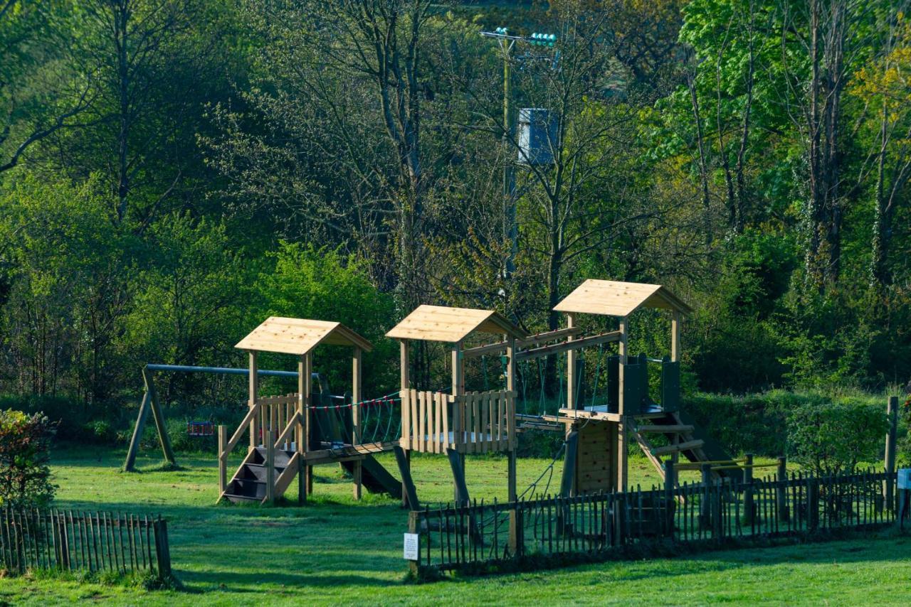 Our Goldfinch 1- Sleeps 2 Persons- Private Hot Tub-Pet Friendly-Tranquil Holiday Away From It All Yet Not Far From St Austell- The Holiday Home Has One Bedroom, Living And Dining Area, Equipped Kitchen-Decking-Outdoor Furniture-Fishing Lakes And More Grampound Екстериор снимка