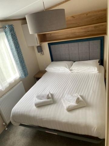 Our Goldfinch 1- Sleeps 2 Persons- Private Hot Tub-Pet Friendly-Tranquil Holiday Away From It All Yet Not Far From St Austell- The Holiday Home Has One Bedroom, Living And Dining Area, Equipped Kitchen-Decking-Outdoor Furniture-Fishing Lakes And More Grampound Екстериор снимка
