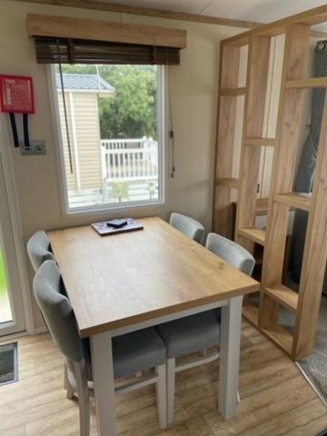 Our Goldfinch 1- Sleeps 2 Persons- Private Hot Tub-Pet Friendly-Tranquil Holiday Away From It All Yet Not Far From St Austell- The Holiday Home Has One Bedroom, Living And Dining Area, Equipped Kitchen-Decking-Outdoor Furniture-Fishing Lakes And More Grampound Екстериор снимка