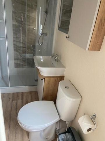 Our Goldfinch 1- Sleeps 2 Persons- Private Hot Tub-Pet Friendly-Tranquil Holiday Away From It All Yet Not Far From St Austell- The Holiday Home Has One Bedroom, Living And Dining Area, Equipped Kitchen-Decking-Outdoor Furniture-Fishing Lakes And More Grampound Екстериор снимка