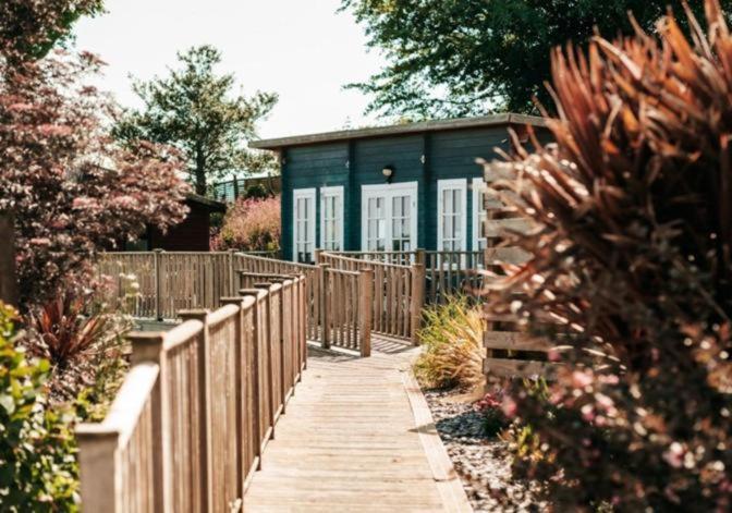 Our Goldfinch 1- Sleeps 2 Persons- Private Hot Tub-Pet Friendly-Tranquil Holiday Away From It All Yet Not Far From St Austell- The Holiday Home Has One Bedroom, Living And Dining Area, Equipped Kitchen-Decking-Outdoor Furniture-Fishing Lakes And More Grampound Екстериор снимка