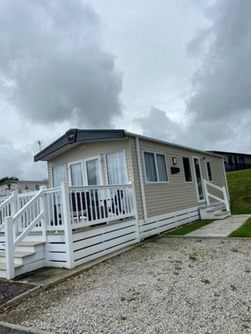 Our Goldfinch 1- Sleeps 2 Persons- Private Hot Tub-Pet Friendly-Tranquil Holiday Away From It All Yet Not Far From St Austell- The Holiday Home Has One Bedroom, Living And Dining Area, Equipped Kitchen-Decking-Outdoor Furniture-Fishing Lakes And More Grampound Екстериор снимка